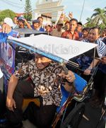 Dede Yusuf Beraksi dengan Becak