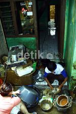 Membersihkan Lumpur Pasca Banjir