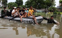 Banjir ini diakibatkan tanggul sungai jebol pada Sabtu kemarin.