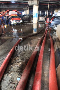 Petugas terus berusaha membuang air di basement 2 dan 3.