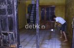 Membersihkan Lumpur Pasca Banjir