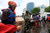     TNI dan masyarakat sipil  bahu-membahu menolong pengungsi dan menyalurkan bantuan logistik.