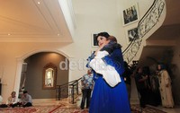 KD tampil cantik mengenakan kaftan warna biru berhias swarovski dengan make up tipis. Sang suami Raul pun tampak gagah menggunakan baju koko warna hijau tua.