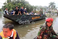 Kendaraan Marinir diterjunkan ke tengah-tengah banjir Pluit.
