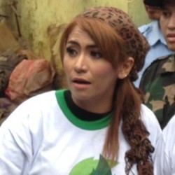Cinta Penelope Hibur dan Bantu Korban Banjir