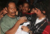 Ia membagikan sembako dan air minum untuk korban banjir.  Limbad menyerahkan sembako untuk korban banjir.