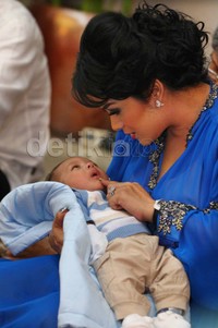 KD tampak serasi dengan Kellen mengenakan pakaian serba biru.