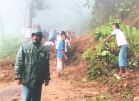 Longsor Macetkan Jalur Lumajang - Malang