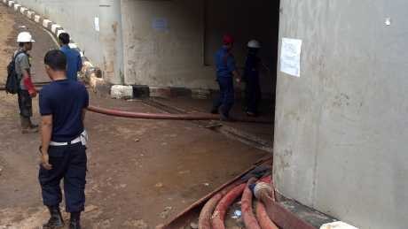 Masih Terendam Tsunami, Lantai Basement 3 Plaza UOB Disedot