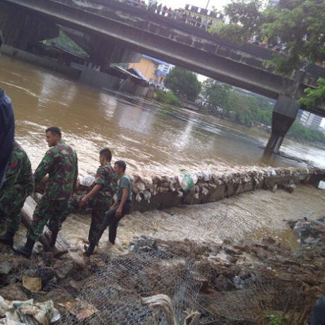 Tanggul Latuharhary Masih Perbaikan, Lalin Mulai Dibuka