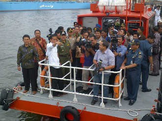 Tinjau Pompa Macet di Waduk Pluit, Jokowi Naik Kapal