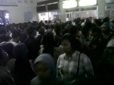 Sumpek! Penumpang KRL Membeludak di Stasiun Manggarai