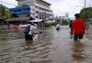 Ormas dan LSM Berlomba-lomba Bantu Korban Banjir di Jakarta
