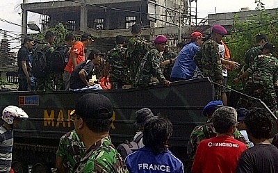 Amfibi Marinir Arungi Laut Pluit