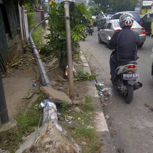 Sopir Metro Mini yang Menyebabkan Honda Jazz Tertimpa Tiang Listrik Kabur