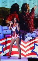 Bergaya Patriot, Katy Perry Makin Seksi