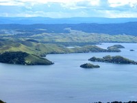 Danau Sentani merupakan danau terbesar di Papua. Memang, panorama danau ini akan memikat siapa pun yang melihatnya. Selain gugusan pulau, perbukitan dengan gundukan-gundukan hijau terlihat di sekitar danaunya (Afif/detikTravel)