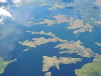 Ada dua cara melihat gugusan pulau di Danau Sentani. Pertama, Anda bisa melihatnya dari atas pesawat yang hendak mendarat di Bandar Udara Sentani. Atau, Anda bisa melihatnya dari atas Pegunungan Cycloops di Kota Sentani (Afif/detikTravel)