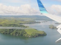Dari atas pesawat, pemandangannya terlihat lebih jelas. Apalagi saat pesawat hendak mendarat. Keluarkan kamera Anda dan potretlah pulau-pulau kecil di Danau Sentani tersebut (Afif/detikTravel)