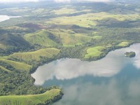 Airnya yang jernih dan tenang di Danau Sentani juga menjadi seolah kaca raksasa. Bayangan pegunungan hijau dan awan dengan langit terpantul di atasnya. Sungguh cantik! (Afif/detikTravel)