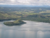 Danau Sentani juga menjadi salah satu destinasi incaran traveler saat berkunjung ke Papua. Selain melihat dari atas pesawat, Anda juga bisa menyewa perahu untuk mengitari danau tersebut (Afif/detikTravel)
