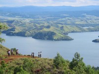 Salah satu tempat melihat panorama Danau Sentani adalah di dalam Komplek Rindam Jaya Kodam 8 Trikora, markas TNI. Tempat itu juga merupakan bekas markas perang tentara Amerika Serikat pada Perang Dunia II (Afif/detikTravel)