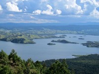 Salah satu pemandangan dari tempat duduk Jendral MacArthur, jendral perang Amerika pada Perang Dunia II. Pulau kecilnya terlihat jelas dan sesekali Anda akan melihat pesawat yang sedang mendarat di Bandar Udara Sentani (Afif/detikTravel)