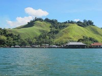 Nama Sentani memiliki arti di sini kami tinggal dengan damai. Dijamin, keindahan Danau Sentani akan membuat hati Anda tenang. Masyarakat di sana pun ramah kepada pengunjung (Afif/detikTravel)