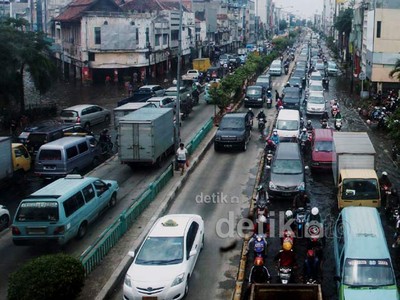 Kawasan Glodok Macet Karena Banjir