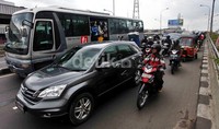 Bus TransJakarta jurusan PGC-Harmoni mogok di flyover Senen.