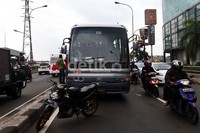 TransJakarta mogok tersebut mengakibatkan lalu lintas tersendat.
