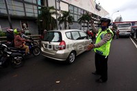 Polisi berusaha mengurai kemacetan.
