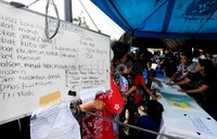 Warga korban banjir di kawasan Kampung Pulo, Jatinegara, Jakarta, mendatangi posko kesehatan.