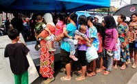 Mereka mengambil obat untuk mengobati penyakit yang diderita, seperti flu dan gatal-gatal.