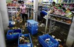 Mini Market Bersih-bersih Usai Banjir