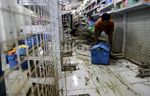 Mini Market Bersih-bersih Usai Banjir