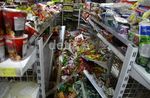 Mini Market Bersih-bersih Usai Banjir