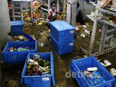 Mini Market Bersih-bersih Usai Banjir