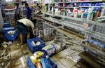 Mini Market Bersih-bersih Usai Banjir