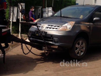 Mobil Yang Terjebak di Plaza UOB Dievakuasi
