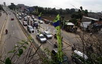 Sungai Ciliwung yang membelah jalan itu nampak sudah surut.