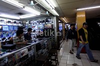 Sejumlah pengunjung juga mulai berdatangan untuk membeli berbagai perangkat elektronik di Glodok.
