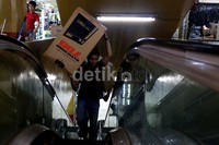 Aktivitas di pertpkoan Glodok kembali normal pasca banjir yang merendam kawasan tersebut.