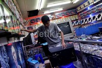 Seorang pedagang merapihkan dagangannya di salah satu toko di Glodok, Jakarta Barat.