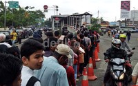 Para penumpang memadati terminal Manggarai.