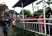 Antrean penumpang di Halte Busway mengular hingga sepanjang 30 meter.