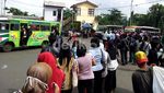 KRL Belum Normal, Penumpang Manggarai Menumpuk