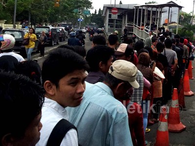 KRL Belum Normal, Penumpang Manggarai Menumpuk