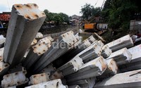Pilar beton mulai ditancapkan di sepanjang anak kali Ciliwung.