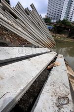 Cegah Banjir, Pilar Beton Ditancapkan